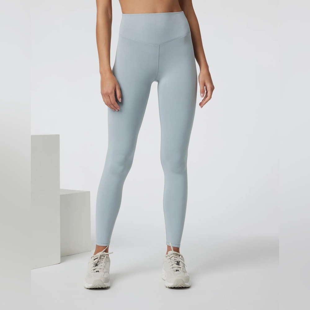 Vuori Chilled Out Legging in Chalk Blue